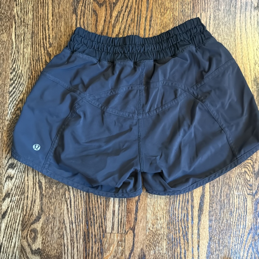 Lululemon shorts high rise 2.5 - Picture 3 of 5